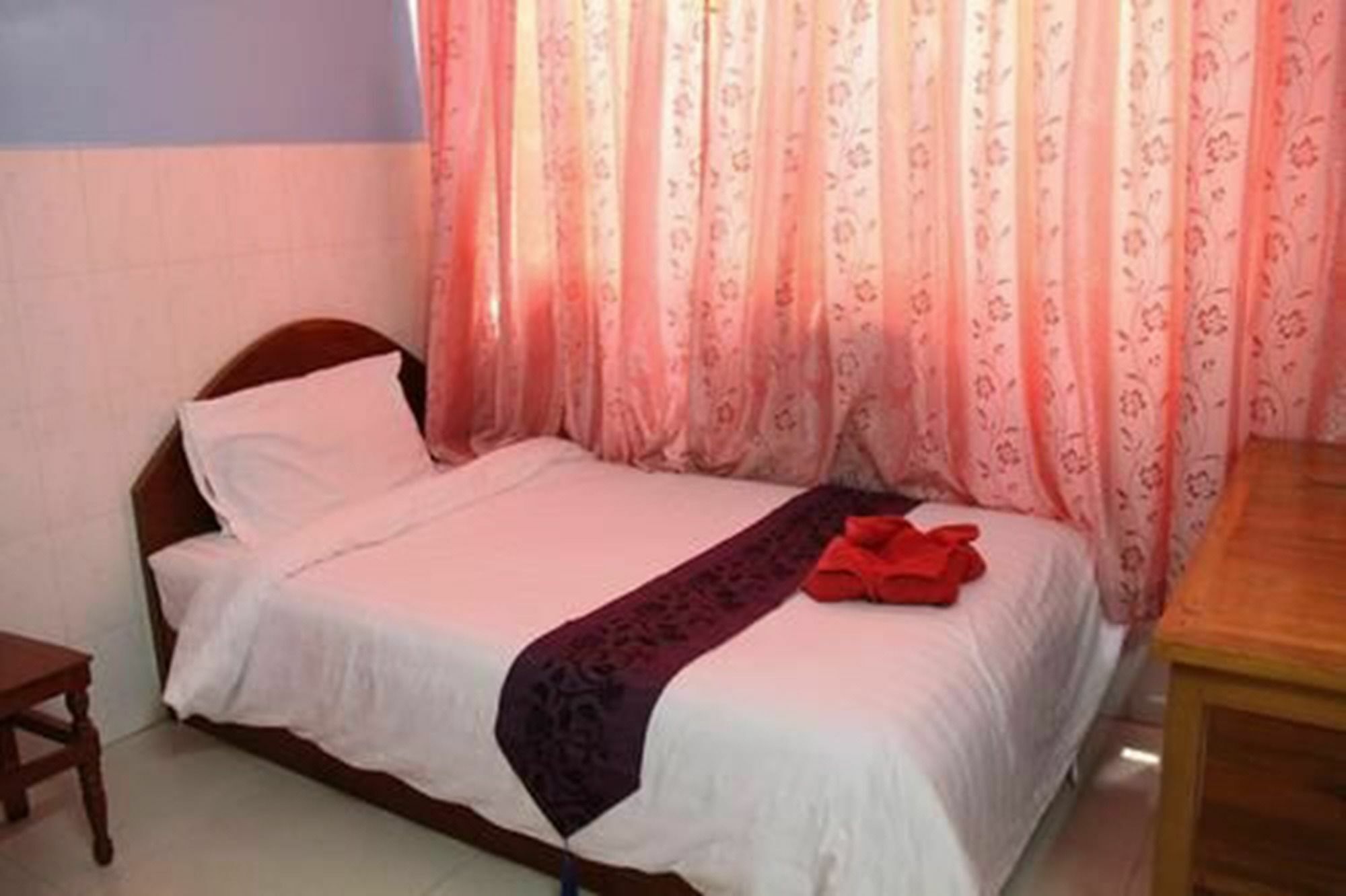 Capitol 3 Guesthouse Phnom-Penh Buitenkant foto