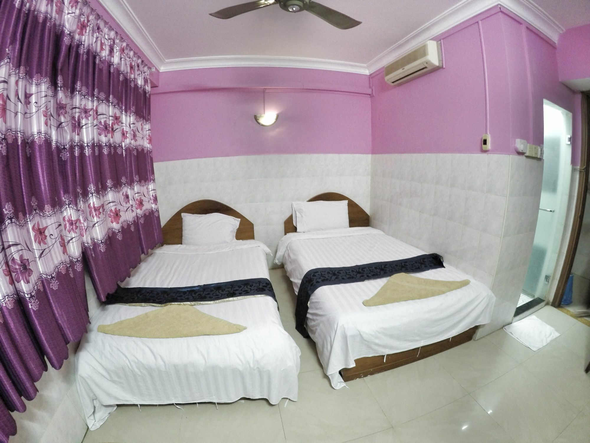 Capitol 3 Guesthouse Phnom-Penh Buitenkant foto